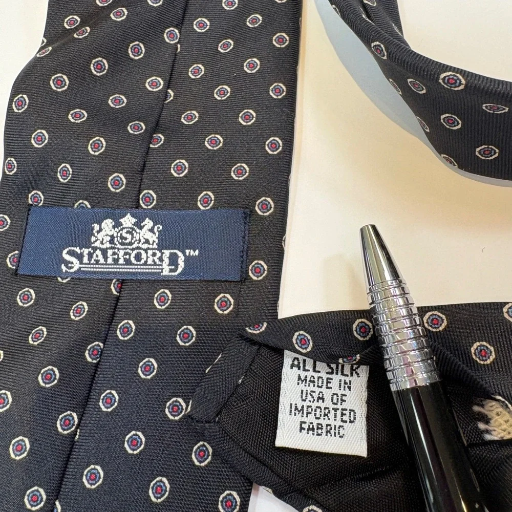 Stafford Executive Men's Silk Tie Black Red White Pin Dot‎ Geometric pattern